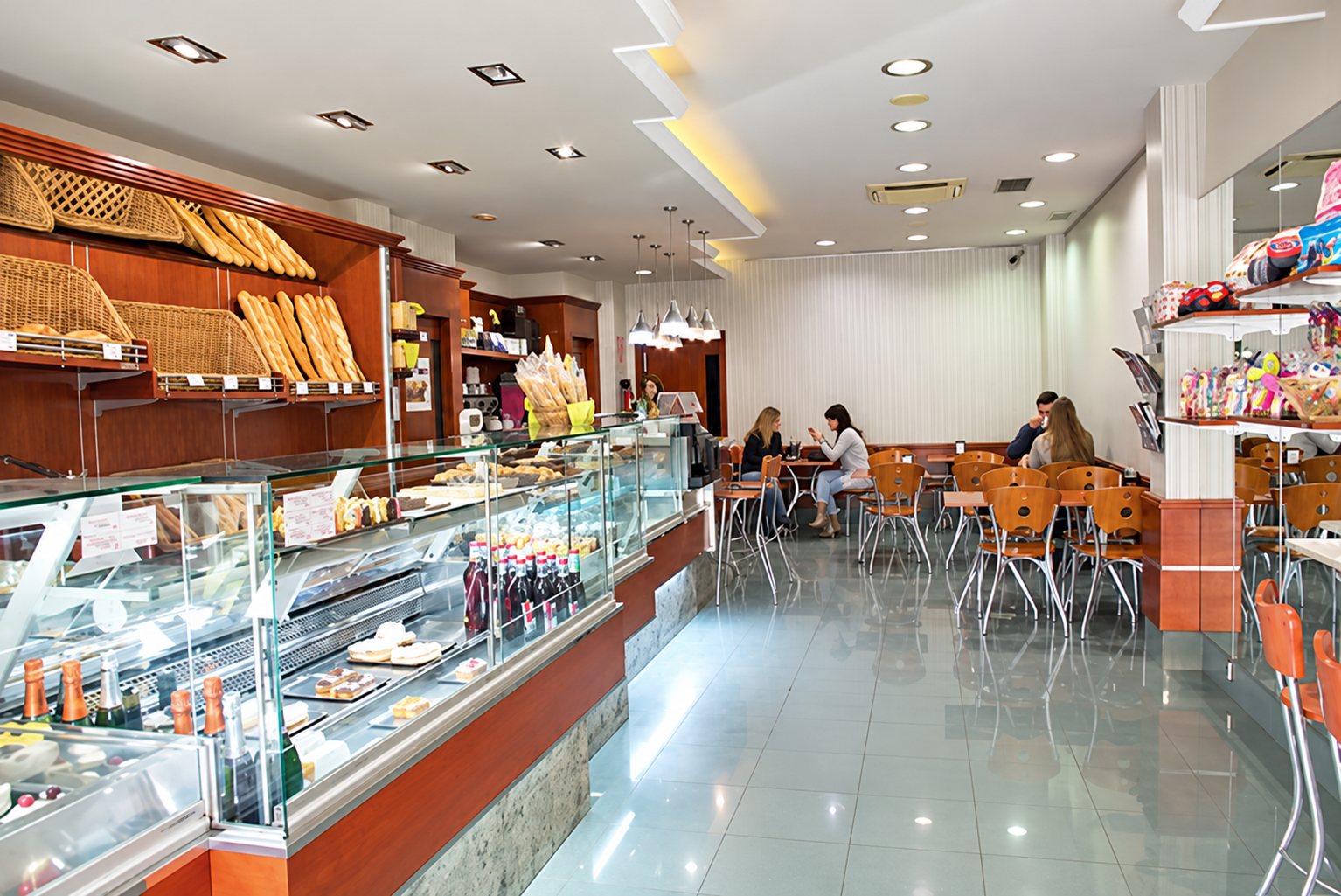 Interior de la cafeteria del Forn 4 Barres als Monjos