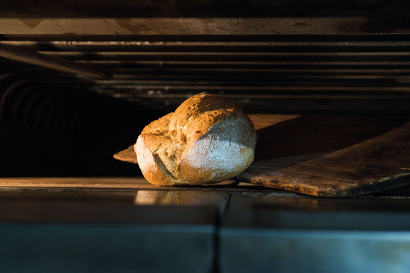 Pa de pagès rodó dins del forn